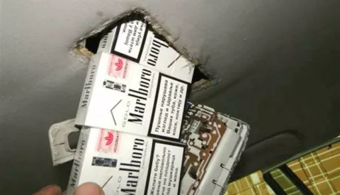 ?BAJAKOVO - U automobilu bugarskih registracija, carinici su na graničnom prijelazu Bajakovo pronali 438 kutija raznih vrsta cigareta. Bugarin je na granicu pristigao u subotu, a cigarete su mu pronađene u putničkom prostoru. Preksinoć oko 22,30 sati na granici je u upanji u automobilu austrijskih registracija pronađeno jo 300 kutija cigareta koje su oduzete.(S.L.)------crna2 st