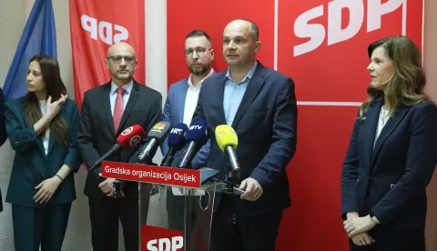 Osijek, 21. 02. 2025, Strossmayerova 5. Press SDP-a, predstavaljanje kandidata za gradonačelnika Vjerana Marjaševića. Boris Piližota, Vjeran Marijašević, Siniša Hajdaš Dončić i Biljana Borzan.snimio GOJKO MITIĆ