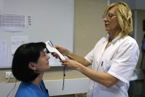 Osijek, 11. 03. 2025, KBC Osjek, Klinika za onkologiju. U povodu Dana glaukoma liječnici s Oftamologije mjerili su očni tlak osoblju i pacijentima Onkologije. Prof. prim. dr. sc. Dubravka Biuk s ekipom s Oftamologije.snimio GOJKO MITIĆ