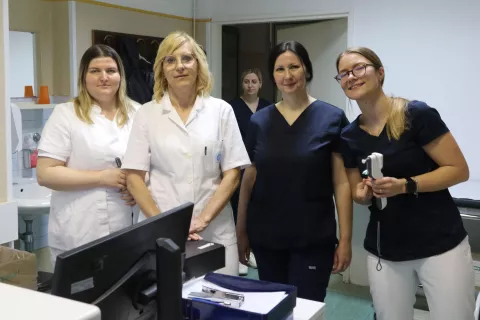 Osijek, 11. 03. 2025, KBC Osjek, Klinika za onkologiju. U povodu Dana glaukoma liječnici s Oftamologije mjerili su očni tlak osoblju i pacijentima Onkologije. Prof. prim. dr. sc. Dubravka Biuk s ekipom s Oftamologije, druga s lijeva.snimio GOJKO MITIĆ