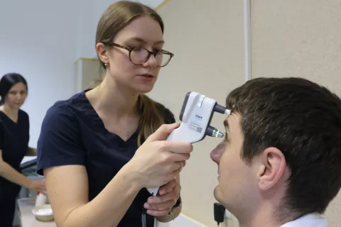 Osijek, 11. 03. 2025, KBC Osjek, Klinika za onkologiju. U povodu Dana glaukoma liječnici s Oftamologije mjerili su očni tlak osoblju i pacijentima Onkologije. snimio GOJKO MITIĆ