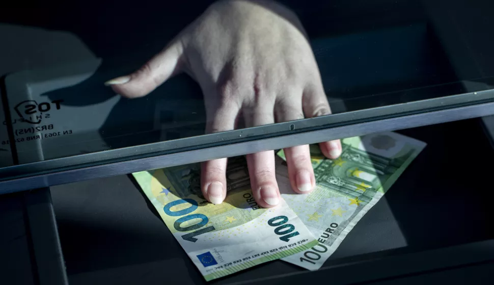 21.01.2022., Zagreb - Od 1. sijecnja 2023. godine, prema planu Vlade, platezno sredstvo u Hrvatskoj postat ce euro, a Hrvatska ce postati 20. clanica eurozone. Kuna ce time, nakon 28 godina koristenja, otici u povijest, dok ce hrvatski gradjani i sluzbeno postati korisnici eura. Ilustracija prelaska kune na euro. Photo: Igor Kralj/PIXSELL