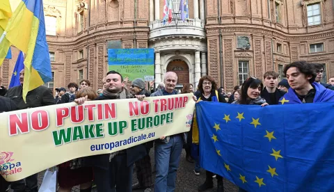 epa11935383 People participate in a demonstration at Piazza Carignano in Turin, Italy, 02 March 2025 in support of Ukraine. EPA/ALESSANDRO DI MARCO