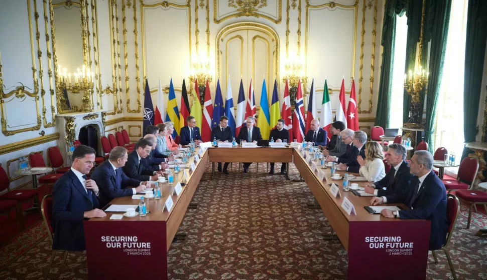 Le secrétaire général de l'OTAN, Mark Rutte, le Premier ministre néerlandais Dick Schoof, le Premier ministre suédois Ulf Kristersson, le chancelier allemand Olaf Scholz, le Premier ministre Jonas Gahr Støre, le Premier ministre tchèque Petr Fiala, le Premier ministre italien Giorgia Meloni et le ministre turc des Affaires étrangères Hakan Fidan, le Premier ministre espagnol Pedro Sanchez, la Première ministre danoise Mette Frederiksen, la présidente de la Commission européenne Ursula von der Leyen, le président de l'UE Antonio Costa, le Premier ministre canadien Justin Trudeau, le président roumain Ilie Bolojan, le président finlandais Alexander Stubb, le président français Emmanuel Macron, le Premier ministre britannique Keir Starmer, le président ukrainien Volodymyr Zelensky et le Premier ministre polonais Donald Tusk lors d'un sommet sur l'Ukraine au palais de Lancaster House, à Londres, Royaume Uni, le 2 mars 2025. © Ukraine Presidency via Bestimage NATO Secretary General Mark Rutte, Dutch Prime Minister Dick Schoof, Swedish Prime Minister Ulf Kristersson, German Chancellor Olaf Scholz, Prime Minister Jonas Gahr Støre, Czech Prime Minister Petr Fiala, Italian Prime Minister Giorgia Meloni and Turkish Foreign Minister Hakan Fidan, Spanish Prime Minister Pedro Sanchez, Danish Prime Minister Mette Frederiksen, European Commission President Ursula von der Leyen, EU President Antonio Costa, Canadian Prime Minister Justin Trudeau, Romanian President Ilie Bolojan, Finnish President Alexander Stubb, French President Emmanuel Macron, British Prime Minister Keir Starmer, Ukrainian President Volodymyr Zelensky and Polish Prime Minister Donald Tusk during a summit at Lancaster House in central London on March 2, 2025. Photo: Ukraine Presidency via Bestimage/BESTIMAGE