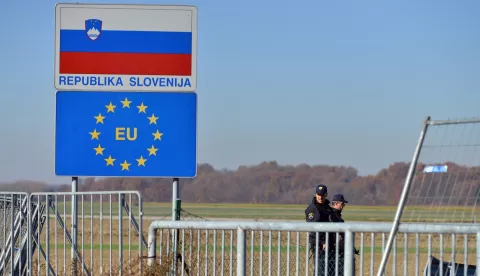 12.11.2015., Trnovec - Na granicni prijelaz Trnovec - Sredisce ob Dravi stigla je slovenska vojska i uskoro ce zapoceti postavljanje zicane ograde na zelenoj granici s Hrvatskom.Photo: Marko Jurinec/PIXSELL
