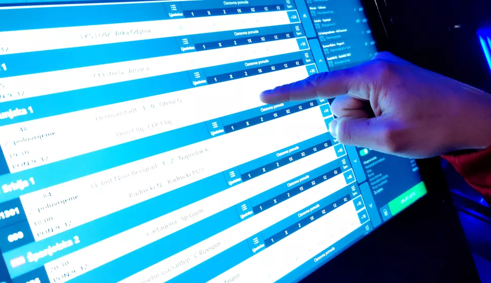 Osijek, 17 12. 2024, Kafić, kladomati u kafićima, kocka, klađenje, ovisnost o kocki. Ilustracija.snimio GOJKO MITIĆ