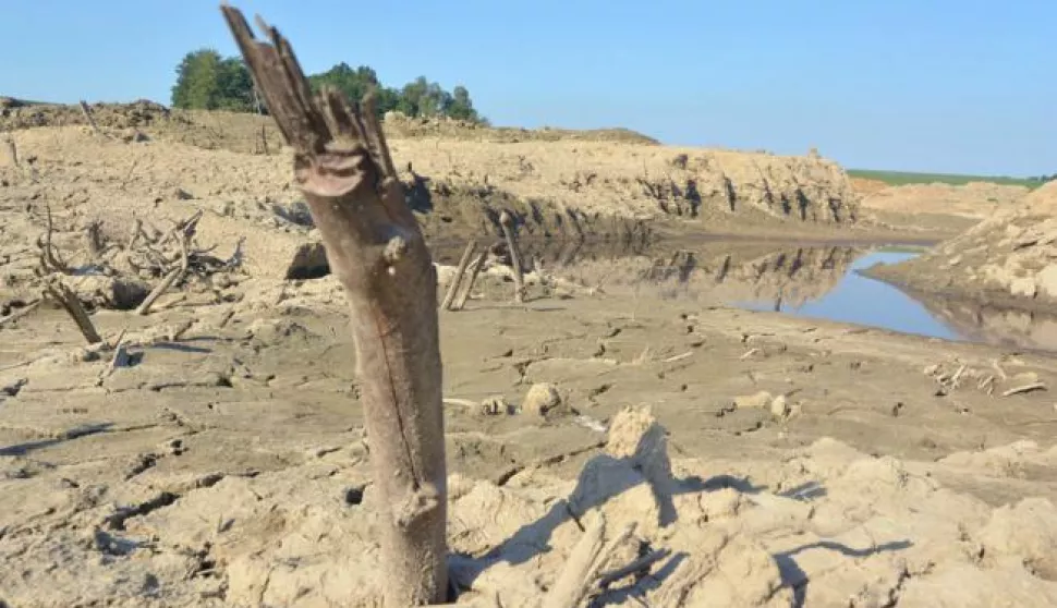 21.07.2017., Garesnica, Kaniska Iva - Velike poljoprivredne proizvodne povrsine tijekom ljetnih vrucina vape za navodnjavanjem, za sto je pak nuzna akumulacija vode. Medjutim dugotrajno razdoblje suse dovodi do isusivanja jezera. Photo: Damir Spehar/PIXSELL------4 stupca colornovosit