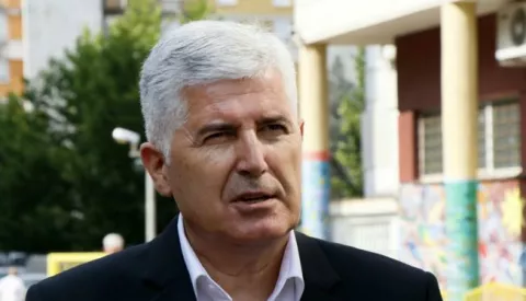 Mostar, 4.7.2020. - Zamjenik predsjedatelja Doma naroda Parlamentarne skupštine BiH, predsjednik Hrvatskog narodnog sabora (HNS) BiH i HDZ-a BiH Dragan Čović glasao je u subotu na izborima za Hrvatski sabor, na biračkom mjestu u Osnovnoj školi Petra Bakule u Mostaru.foto HINA/ FENA/ Ivan Rozic/ ml