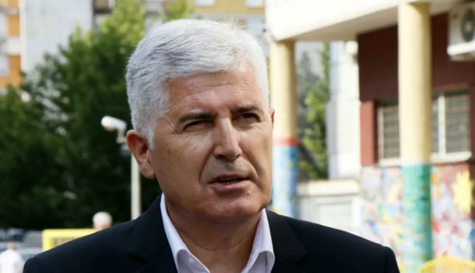 Mostar, 4.7.2020. - Zamjenik predsjedatelja Doma naroda Parlamentarne skupštine BiH, predsjednik Hrvatskog narodnog sabora (HNS) BiH i HDZ-a BiH Dragan Čović glasao je u subotu na izborima za Hrvatski sabor, na biračkom mjestu u Osnovnoj školi Petra Bakule u Mostaru.foto HINA/ FENA/ Ivan Rozic/ ml