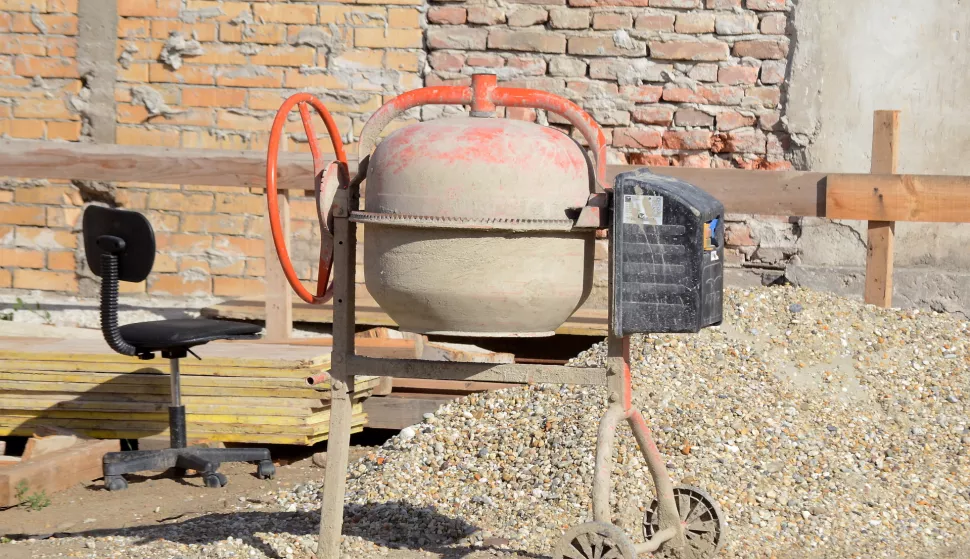 osijek, 28 rujna 2020, 9,30 sati, donji grad, mješalica za beton, rad na crno - ilustracijasnimio zdenko pušić