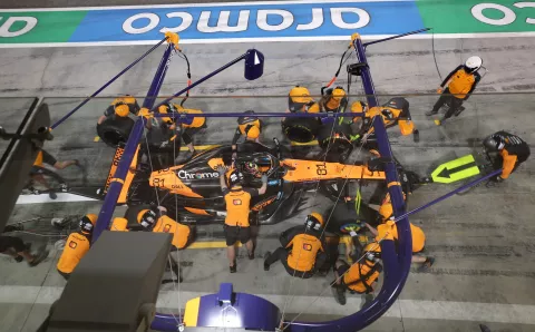 epa11930539 McLaren driver Oscar Piastri of Australia practices a pit stop during the Formula 1 pre-season testing at Bahrain International Circuit in Sakhir, Bahrain, 28 February 2025. EPA/ALI HAIDER