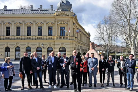 Vukovar, 13.03.2025. - Ispred zgrade poglavarstva na konferenciji za novinare SDP-a predstavljen je Kruno Raguž, SDP-ov kandidat za gradonačelnika Vukovara. Uz Raguža, na konferenciji su govorili Siniša Hajdaš Dončić, predsjednik SDP-a, Mario Milinković, predsjednik SDP-a Vukovarsko-srijemske županije, Martina Vlašić Iljkić, kandidatkinja za županicu Požeško-slavonske županije, Ivana Ribarić Majanović, kandidatkinja za županicu Brodsko-posavske županije, Marko Krička, glavni tajnik SDP-a i Vinko Kovačić predsjednik Savjeta za ratne veterane SDP-a Hrvatske. foto HINA/ Gordan PANIĆ/ gp