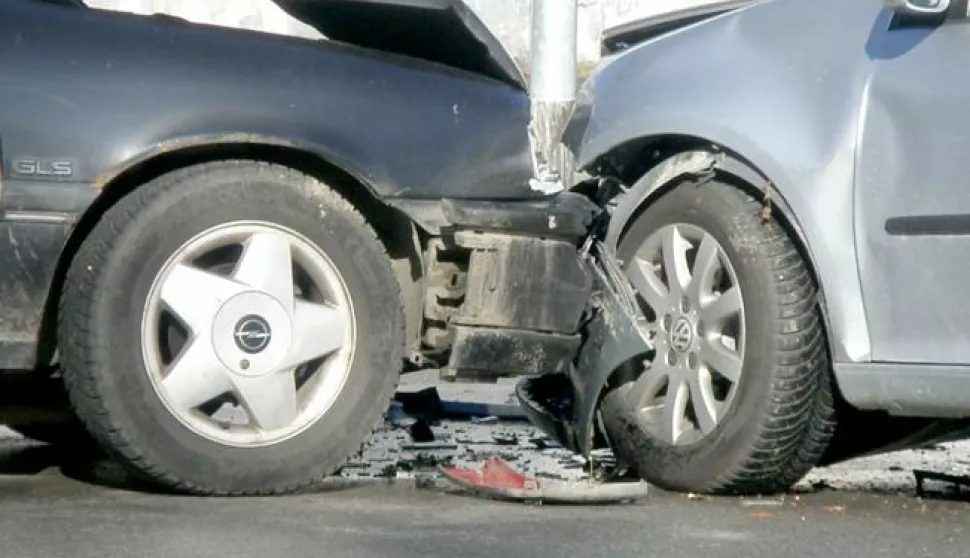 ?25.02.2017.Sudar dva automobila na raskriju Gundulićeve i Stepinčeve ulice (kod biveg Lovačkog roga)Snimio: Milan Bugarić------crna2 st