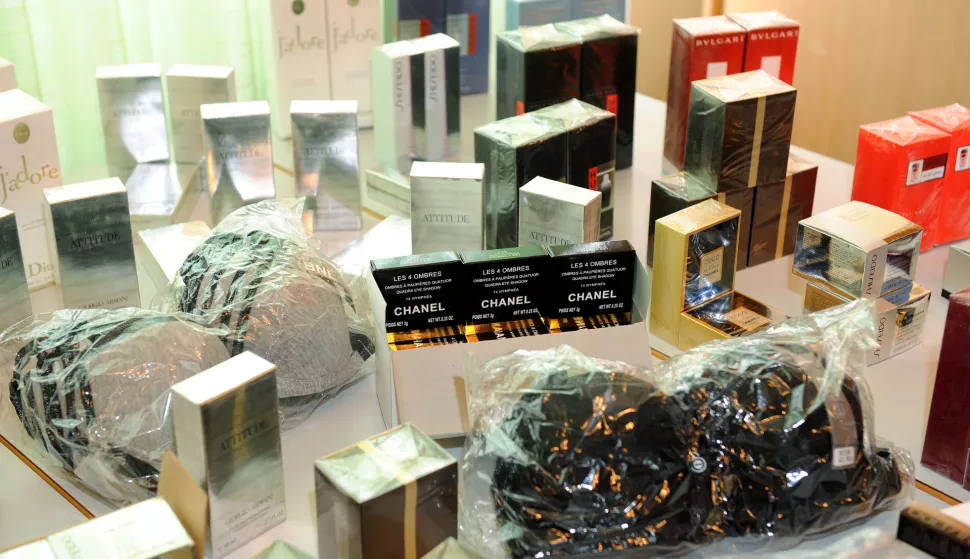 RIJEKA, 21.01.2011. CARINA RIJEKA, ZAPLJENA ROBE ZA SRPSKO TRŽIŠTE - PARFEMI, GRUDNJACI, MASKARE..., KONTEJNERSKI TERMINAL BRAJDICA, IVAN KRALJIĆ I ANDREJ FRANULOVIĆSNIMIO PETAR FABIJAN