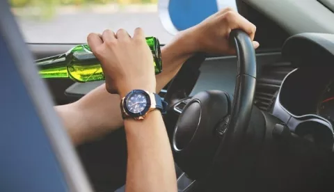  50-godišnji vozač pijan, odlučili su ga alkotestirati. sumnja se pokazala opravdanom, jer je u krvi imao 2,05 promila alkohola. Tu je njegova vožnja te noći završila, jer je morao na višesatno triježnjenje u posebnoj prostoriji postaje granične policije. U jutarnjim satima protiv njega pokrenut je prekršajni postupak u kojem policija traži da ga se kazni s nekoliko tisuća eura visokom kaznom te zabranom vožn