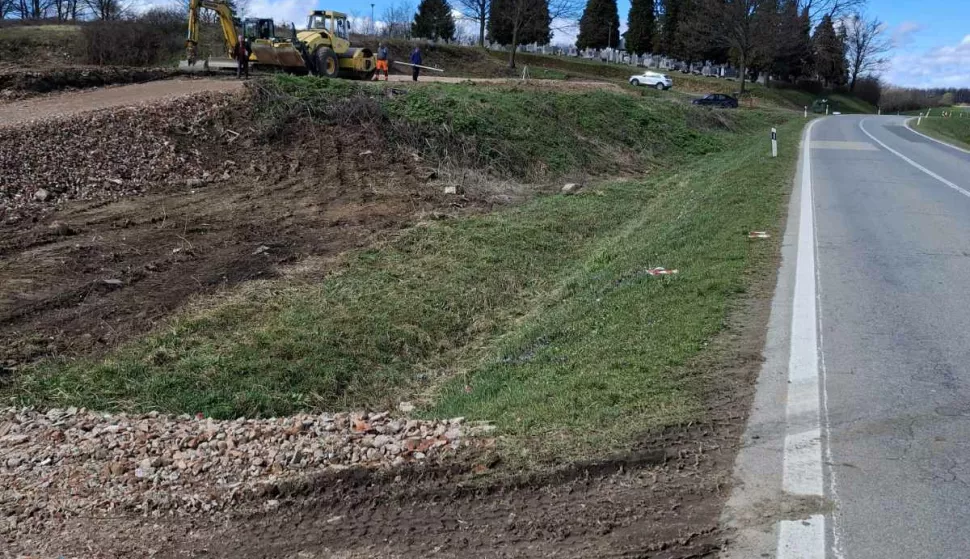 POTNJANIDosadašnji ulaz na mjesno groblje u Potnjanima, selu u Općini Drenje, uz državnu cestu Đakovo – Našice, DC 515, zatvara se, a posljednje počivalište Potnjanaca dobiva novi prilaz, za razliku od dosadašnjeg potpuno siguran i udaljen od vrlo frekventne državne prometnice i njezine kritične točke.ožujak 2025.