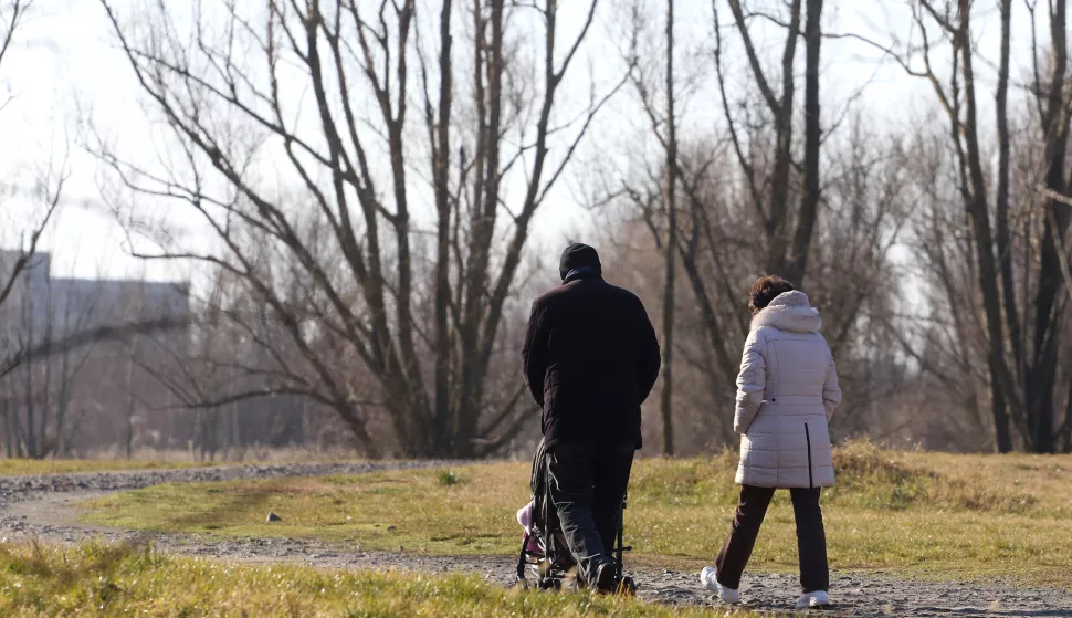 Osijek, 19. 01. 2022, Jug 2, trg, Juzno jezero, Bajer. Umirovljenici hvataju zrake sijecanjskog sunca u setnji s unukom. Slobodnjak snimio GOJKO MITIĆ