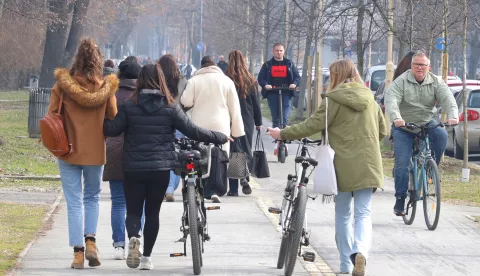 Osijek, 27. 02. 2025., ljudi, učenici, guranje bicikla, bicikl, bicikli, šetnja, stanovnici grada, slobodnjak, slobodnjaciSNIMIO BRUNO JOBST