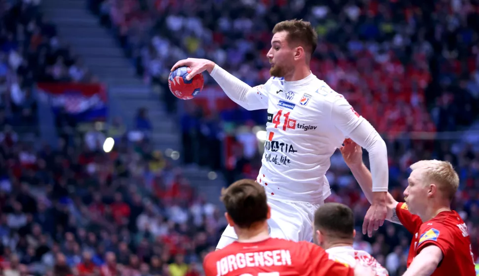Oslo, 02.02.2025 - Finale Svjetskog rukometnog prvenstva, Hrvatska - Danska. Na slici +s25+, Tin Lučin, Magnus Saugstrup Jensen.foto HINA/ Damir SENČAR/ ds