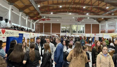 VINKOVCIU sportskoj dvorani Ekonomske i trgovačke škole Ivana Domca održan je 2. Sajam fakulteta u Vukovarsko-srijemskoj županiji, na kojemu su maturantima fakulteti iz Hrvatske, a i zemalja u okruženju - iz Mostara i dva iz Mađarskeožujak 2025.