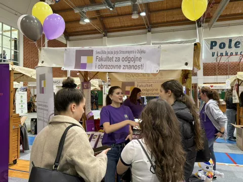 VINKOVCIU sportskoj dvorani Ekonomske i trgovačke škole Ivana Domca održan je 2. Sajam fakulteta u Vukovarsko-srijemskoj županiji, na kojemu su maturantima fakulteti iz Hrvatske, a i zemalja u okruženju - iz Mostara i dva iz Mađarskeožujak 2025.