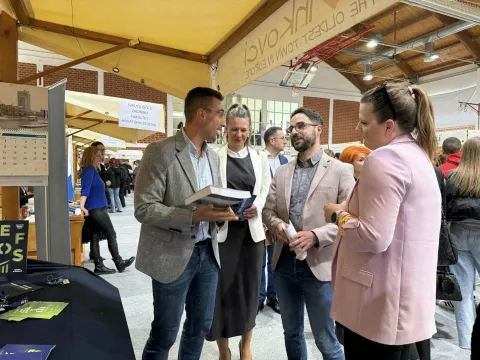 VINKOVCIU sportskoj dvorani Ekonomske i trgovačke škole Ivana Domca održan je 2. Sajam fakulteta u Vukovarsko-srijemskoj županiji, na kojemu su maturantima fakulteti iz Hrvatske, a i zemalja u okruženju - iz Mostara i dva iz Mađarskeožujak 2025.