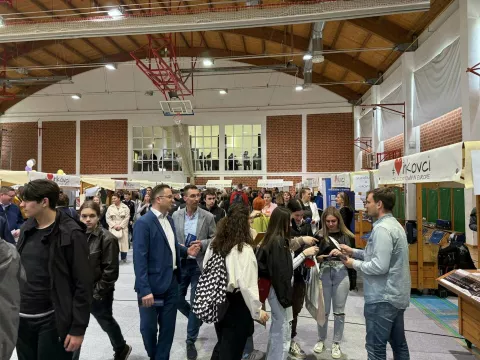 VINKOVCIU sportskoj dvorani Ekonomske i trgovačke škole Ivana Domca održan je 2. Sajam fakulteta u Vukovarsko-srijemskoj županiji, na kojemu su maturantima fakulteti iz Hrvatske, a i zemalja u okruženju - iz Mostara i dva iz Mađarskeožujak 2025.