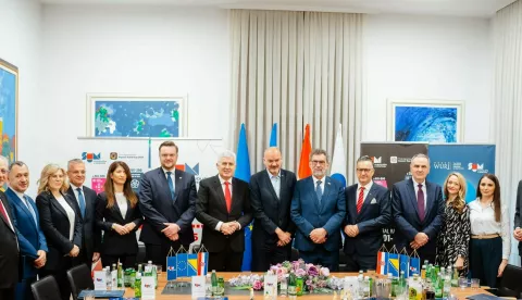 Mostar, 14.03.2025. - Ministar znanosti, obrazovanja i mladih Radovan Fuchs i rektor Sveučilišta u Mostaru Zoran Tomić potpisali su u petak ugovor kojim će Republika Hrvatska godišnje s 10 milijuna eura financijski podupirati Sveučilište u Mostaru, kao jedinu javnu visokoškolsku ustanovu u BiH na kojoj se nastava odvija na hrvatskom jeziku. foto HINA/ Zoran KREŠIĆ/ zk