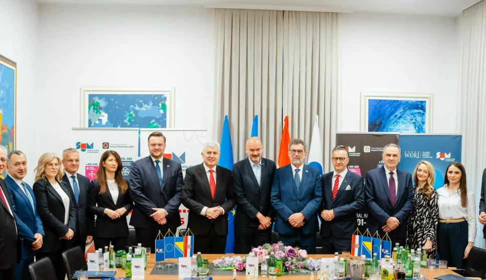 Mostar, 14.03.2025. - Ministar znanosti, obrazovanja i mladih Radovan Fuchs i rektor Sveučili&scaron;ta u Mostaru Zoran Tomić potpisali su u petak ugovor kojim će Republika Hrvatska godi&scaron;nje s 10 milijuna eura financijski podupirati Sveučili&scaron;te u Mostaru, kao jedinu javnu visoko&scaron;kolsku ustanovu u BiH na kojoj se nastava odvija na hrvatskom jeziku. foto HINA/ Zoran KRE&Scaron;IĆ/ zk