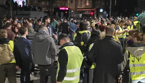 Beograd, 11.03.2025. - Studenti u blokadama u utorak oko 23 sata blokirali su ulaz u zgradu Radio-televizije Srbije nezadovoljni izvještavanjem javnog servisa o njihovim prosvjedima koji traju dulje od tri mjeseca. foto HINA/ FoNet/Marko Dragoslavić/ ml