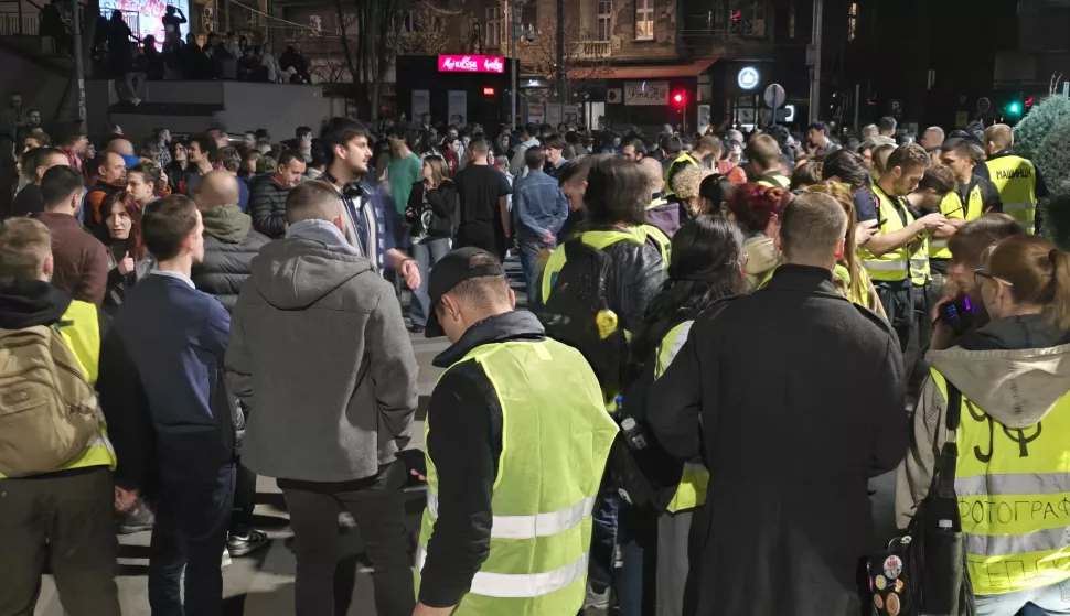 Beograd, 11.03.2025. - Studenti u blokadama u utorak oko 23 sata blokirali su ulaz u zgradu Radio-televizije Srbije nezadovoljni izvještavanjem javnog servisa o njihovim prosvjedima koji traju dulje od tri mjeseca. foto HINA/ FoNet/Marko Dragoslavić/ ml