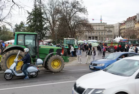 Beograd, 14.03.2025. - Veliki prosvjed u Beogradu 15. ožujka, na koji su građane cijele zemlje pozvali studenti, vlast na različite načine pokušava opstruirati, istodobno optužujući za urotu kojom se, navodno, želi izazvati građanski rat i svrgnuti predsjednika države Aleksandra Vučića. Traktori pristaša vladajućeg SNS-a raspoređeni ispred ureda srbijanskog predjsednika i Skupštine Srbije gdje je u subotu za 16 sati zakazan veliki prosvjed na koji su pozvali studenti. Na fotografiji traktori ispred sjedišta predsjednika Srbije i državnog parlamenta uoči prosvjeda 15. ožujka. foto HINA/ FoNet/ Milica VUČKOVIĆ/ ml