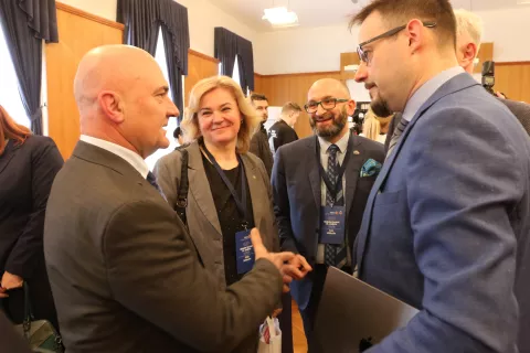 Osijek, 14. 03. 2025, Ekonomski fakultet Osijek, EFOS. Globalni izazovi 21. stoljeća. Vlado Guberac, Maja Miškulin i Ivan Miškulin.snimio GOJKO MITIĆ