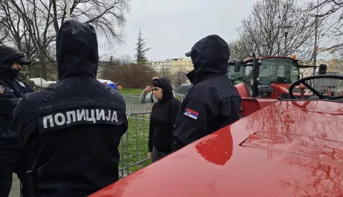 Beograd, 14.03.2025. - Veliki prosvjed u Beogradu 15. ožujka, na koji su građane cijele zemlje pozvali studenti, vlast na različite načine pokušava opstruirati, istodobno optužujući za urotu kojom se, navodno, želi izazvati građanski rat i svrgnuti predsjednika države Aleksandra Vučića. Traktori pristaša vladajućeg SNS-a raspoređeni ispred ureda srbijanskog predjsednika i Skupštine Srbije gdje je u subotu za 16 sati zakazan veliki prosvjed na koji su pozvali studenti. Na fotografiji policija čuva traktore raspoređene oko sjedišta predsjednika Srbije uoči prosvjeda 15. ožujka. foto HINA/ FoNet/ Marko DRAGOSLAVIĆ/ ml