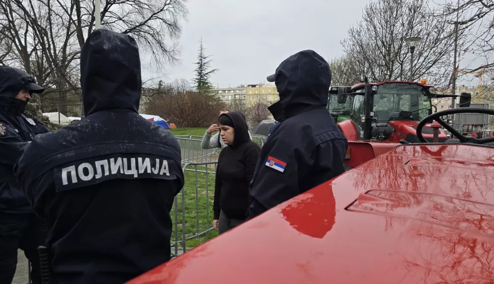 Beograd, 14.03.2025. - Veliki prosvjed u Beogradu 15. ožujka, na koji su građane cijele zemlje pozvali studenti, vlast na različite načine pokušava opstruirati, istodobno optužujući za urotu kojom se, navodno, želi izazvati građanski rat i svrgnuti predsjednika države Aleksandra Vučića. Traktori pristaša vladajućeg SNS-a raspoređeni ispred ureda srbijanskog predjsednika i Skupštine Srbije gdje je u subotu za 16 sati zakazan veliki prosvjed na koji su pozvali studenti. Na fotografiji policija čuva traktore raspoređene oko sjedišta predsjednika Srbije uoči prosvjeda 15. ožujka. foto HINA/ FoNet/ Marko DRAGOSLAVIĆ/ ml