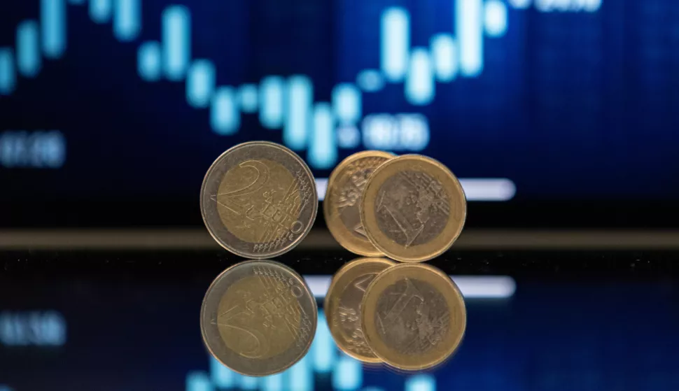 Zagreb, 22.02.2023 - Prvi put, u Hrvatskoj u srijedu je u 8 sati počeo upis državnih obveznica namijenjenih građanima, tzv. narodnih obveznica, minimalni ulog je 500 eura, a minimalna kamatna stopa koja će se obračunavati je 3,25 posto godišnje.Ilustracija, kovanica, graf, inflacija, euro, bdp, obveznica.foto HINA/ Damir SENČAR/ ds