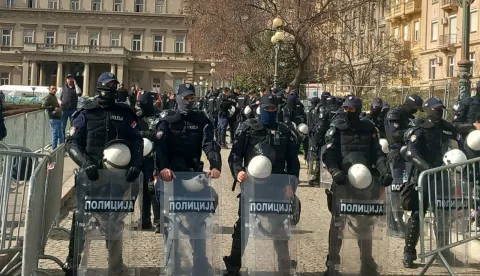 Beograd, 15.03.2025 - Građani iz cijele Srbije zaputili su se u subotu prijepodne prema Beogradu na poziv studenata u blokadi da sudjeluju na velikom skup "15. za 15.", protuvladinom prosvjedu kojim se traži odgovornost za nesreću na željezničkom kolodvoru u Novom Sadu, te pravednije i bolje društvo bez korupcije. Tisuće Beograđana od petka navečer su, do poslije ponoći, ovacijama, vatrometom, zagrljajima, a mnogi i u suzama, dočekivale studente koji su pješačeći, trčeći štafetni maraton ili biciklirajući, iz svih krajeva zemlje pristizali u prijestolnicu na današnji skup. foto HINA/ Velimir ILIĆ/ ml