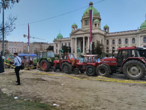 Beograd, 15.03.2025 - Građani iz cijele Srbije zaputili su se u subotu prijepodne prema Beogradu na poziv studenata u blokadi da sudjeluju na velikom skup "15. za 15.", protuvladinom prosvjedu kojim se traži odgovornost za nesreću na željezničkom kolodvoru u Novom Sadu, te pravednije i bolje društvo bez korupcije. Tisuće Beograđana od petka navečer su, do poslije ponoći, ovacijama, vatrometom, zagrljajima, a mnogi i u suzama, dočekivale studente koji su pješačeći, trčeći štafetni maraton ili biciklirajući, iz svih krajeva zemlje pristizali u prijestolnicu na današnji skup. foto HINA/ Velimir ILIĆ/ ml