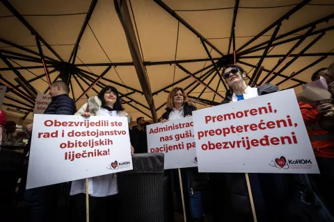 Zagreb, 15.3.2025 - Koordinacija hrvatske obiteljske medicine – KoHOM organizirala je prosvjed pod nazivom "HZZO godinama sustavno uništava obiteljsku medicinu – do kada?". Cilj prosvjeda je, kažu organizatori, skrenuti pozornost na alarmantno stanje u primarnoj zdravstvenoj zaštiti i nužnost hitnih promjena kako bi se zaštitila struka i osigurala kvalitetnija zdravstvena skrb za građane Hrvatske.Foto Hina/ Dario GRZELJ/ dag