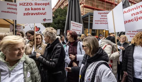 Zagreb, 15.3.2025 - Koordinacija hrvatske obiteljske medicine – KoHOM organizirala je prosvjed pod nazivom "HZZO godinama sustavno uništava obiteljsku medicinu – do kada?". Cilj prosvjeda je, kažu organizatori, skrenuti pozornost na alarmantno stanje u primarnoj zdravstvenoj zaštiti i nužnost hitnih promjena kako bi se zaštitila struka i osigurala kvalitetnija zdravstvena skrb za građane Hrvatske.Foto Hina/ Dario GRZELJ/ dag