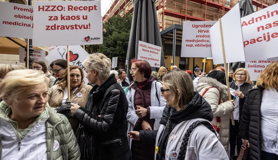 Zagreb, 15.3.2025 - Koordinacija hrvatske obiteljske medicine – KoHOM organizirala je prosvjed pod nazivom "HZZO godinama sustavno uništava obiteljsku medicinu – do kada?". Cilj prosvjeda je, kažu organizatori, skrenuti pozornost na alarmantno stanje u primarnoj zdravstvenoj zaštiti i nužnost hitnih promjena kako bi se zaštitila struka i osigurala kvalitetnija zdravstvena skrb za građane Hrvatske.Foto Hina/ Dario GRZELJ/ dag