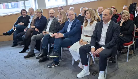 Osijek, 15.03.2025. - U Osijeku je u subotu započela sjednica Glavnog odbora SDP-a, a predsjednik stranke Siniša Hajdaš-Dončić istaknuo je kako jedino SDP sa svojim partnerima može promijeniti društveni okvir u Hrvatskoj te da taj "crveni val više nitko ne može zaustaviti". Na fotografiji Mirela Ahmetović, Mišel Jakšić, Biljana Borzan, Siniša Hajdaš-Dončić, Sanja Bježančević, Sabina Glasovac. foto HINA/ Igor VUČKOVIĆ/ ml