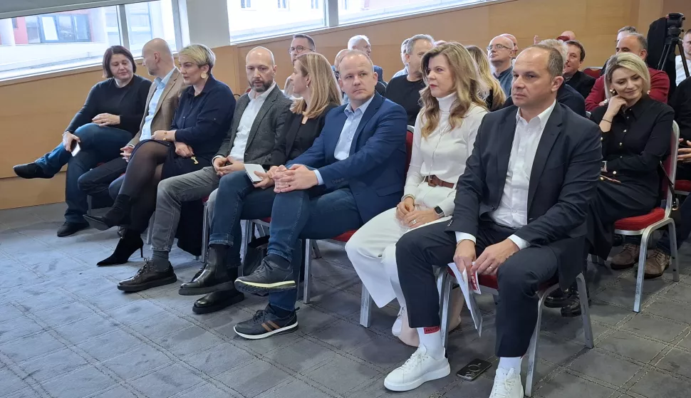 Osijek, 15.03.2025. - U Osijeku je u subotu započela sjednica Glavnog odbora SDP-a, a predsjednik stranke Siniša Hajdaš-Dončić istaknuo je kako jedino SDP sa svojim partnerima može promijeniti društveni okvir u Hrvatskoj te da taj "crveni val više nitko ne može zaustaviti". Na fotografiji Mirela Ahmetović, Mišel Jakšić, Biljana Borzan, Siniša Hajdaš-Dončić, Sanja Bježančević, Sabina Glasovac. foto HINA/ Igor VUČKOVIĆ/ ml