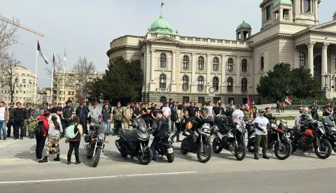 Beograd, 15.03.2025 - Građani iz cijele Srbije zaputili su se u subotu prijepodne prema Beogradu na poziv studenata u blokadi da sudjeluju na velikom skup "15. za 15.", protuvladinom prosvjedu kojim se traži odgovornost za nesreću na željezničkom kolodvoru u Novom Sadu, te pravednije i bolje društvo bez korupcije. Tisuće Beograđana od petka navečer su, do poslije ponoći, ovacijama, vatrometom, zagrljajima, a mnogi i u suzama, dočekivale studente koji su pješačeći, trčeći štafetni maraton ili biciklirajući, iz svih krajeva zemlje pristizali u prijestolnicu na današnji skup. foto HINA/ Velimir ILIĆ/ ml
