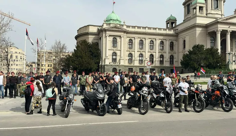 Beograd, 15.03.2025 - Građani iz cijele Srbije zaputili su se u subotu prijepodne prema Beogradu na poziv studenata u blokadi da sudjeluju na velikom skup "15. za 15.", protuvladinom prosvjedu kojim se traži odgovornost za nesreću na željezničkom kolodvoru u Novom Sadu, te pravednije i bolje društvo bez korupcije. Tisuće Beograđana od petka navečer su, do poslije ponoći, ovacijama, vatrometom, zagrljajima, a mnogi i u suzama, dočekivale studente koji su pješačeći, trčeći štafetni maraton ili biciklirajući, iz svih krajeva zemlje pristizali u prijestolnicu na današnji skup. foto HINA/ Velimir ILIĆ/ ml