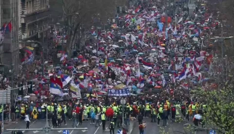 Beograd, 15.03.2025 - Građani iz cijele Srbije zaputili su se u subotu prijepodne prema Beogradu na poziv studenata u blokadi da sudjeluju na velikom skupu "15. za 15.", protuvladinom prosvjedu kojim se traži odgovornost za nesreću na željezničkom kolodvoru u Novom Sadu, te pravednije i bolje društvo bez korupcije. Tisuće Beograđana od petka navečer su, do poslije ponoći, ovacijama, vatrometom, zagrljajima, a mnogi i u suzama, dočekivale studente koji su pješačeći, trčeći štafetni maraton ili biciklirajući, iz svih krajeva zemlje pristizali u prijestolnicu na današnji skup. foto HINA/ Video plus/ ml
