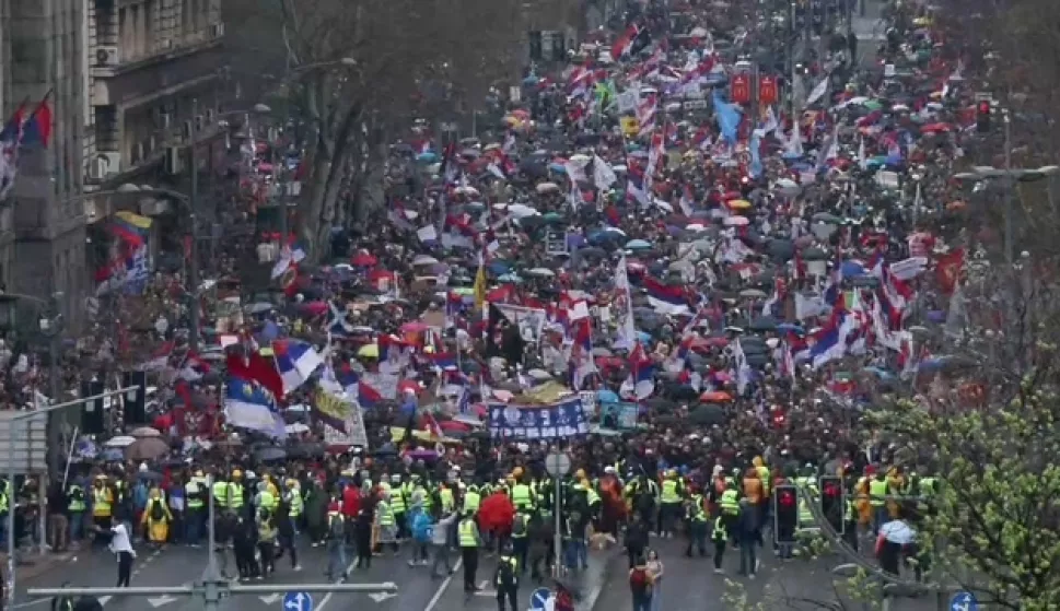 Beograd, 15.03.2025 - Građani iz cijele Srbije zaputili su se u subotu prijepodne prema Beogradu na poziv studenata u blokadi da sudjeluju na velikom skupu "15. za 15.", protuvladinom prosvjedu kojim se traži odgovornost za nesreću na željezničkom kolodvoru u Novom Sadu, te pravednije i bolje društvo bez korupcije. Tisuće Beograđana od petka navečer su, do poslije ponoći, ovacijama, vatrometom, zagrljajima, a mnogi i u suzama, dočekivale studente koji su pješačeći, trčeći štafetni maraton ili biciklirajući, iz svih krajeva zemlje pristizali u prijestolnicu na današnji skup. foto HINA/ Video plus/ ml