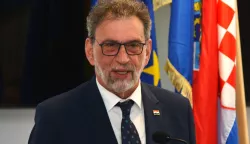 Karlovac, 22.02. 2025.- U sredi?tu povijesne karlova?ke Zvijezde danas je u prisustvu ministra znanosti, obrazovanja i mladih Radovana Fuchsa sve?ano otvoren Regionalni centar kompetentnosti. U RCK, na trima eta?ama ukupne povr?ine preko 3 tisu?e kvadratnih metara smje?teni su najsuvremenije opremljeni praktikumi i specijalizirani kabineti za nastavu predmeta iz turizma i ugostiteljstva, te strojarstva, elektrotehnike i ra?unalstva. Glavni korisnici RCK-a bit ?e u?enici i profesori Trgova?ko-ugostiteljske ?kole i Tehni?ke ?kole Karlovac, a vrijednost cijelog projekta RCK je oko 15 milijuna eura, financiranih sredstvima iz pet EU fondova i djelomice resornog ministarstva. Na slici Radovan Fuchs. foto HINA/ Mladen VOLARI?/ ik