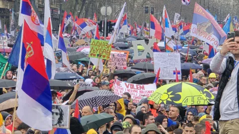 Beograd, 15.03.2025. - Deseci tisuća ljudi su, unatoč kiši, zaposjeli središnje ulice Beograda sudjelujući u protuvladinom prosvjedu "15. za 15." na koji je cijelu Srbiju pozvao studentski pokret, ali mnogi nisu uspjeli stići na početak prosvjeda u 16 sati jer je vlast na više načina opstruirala skup. Mnoštvo se okupilo ispred Skupštine Srbije, uz koju su od prijepodneva raspoređene jake policijske snage s opremom za razbijanje demonstracija, a policijskim kordonima okruženo je i službeno sjedište predsjednika Republike. Val prosvjeda u Srbiji potaknut je padom nadstrešnice na željezničkom kolodvoru 1. studenog prošle godine kada je poginulo 15 ljudi, a preuzeo ih je studentski pokret koji zahtijeva političku i kaznenu odgovornost vlasti, borbu protiv korupcije, učinkovit rad institucija bez političkog utjecaja, uređeno i pravedno društvo. foto HINA/ FoNet/ Marko DRAGOSLAVIĆ/ ml