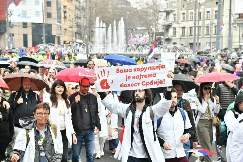 Beograd, 15.03.2025. - Deseci tisuća ljudi su, unatoč kiši, zaposjeli središnje ulice Beograda sudjelujući u protuvladinom prosvjedu "15. za 15." na koji je cijelu Srbiju pozvao studentski pokret, ali mnogi nisu uspjeli stići na početak prosvjeda u 16 sati jer je vlast na više načina opstruirala skup. Mnoštvo se okupilo ispred Skupštine Srbije, uz koju su od prijepodneva raspoređene jake policijske snage s opremom za razbijanje demonstracija, a policijskim kordonima okruženo je i službeno sjedište predsjednika Republike. Val prosvjeda u Srbiji potaknut je padom nadstrešnice na željezničkom kolodvoru 1. studenog prošle godine kada je poginulo 15 ljudi, a preuzeo ih je studentski pokret koji zahtijeva političku i kaznenu odgovornost vlasti, borbu protiv korupcije, učinkovit rad institucija bez političkog utjecaja, uređeno i pravedno društvo. foto HINA/ BETAPHOTO/Milan Ilic/ ml